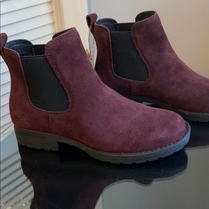 BORN dry COVE burgundy Brand New size 8